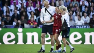 Emma Snerle (Mitte) bekam den Ball mit voller Wucht ins Gesicht – unterbrochen wurde die Partie ...