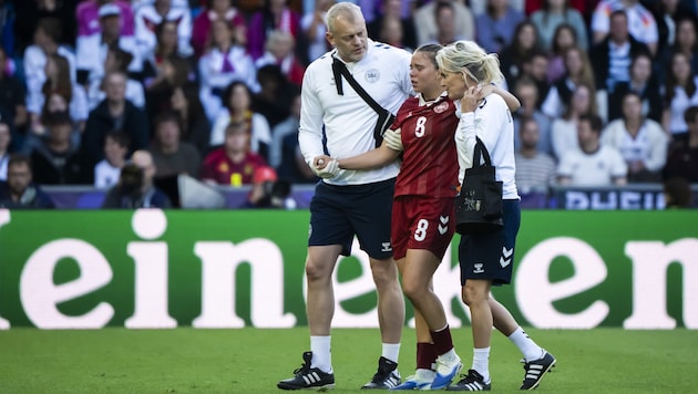 Emma Snerle (Mitte) bekam den Ball mit voller Wucht ins Gesicht – unterbrochen wurde die Partie ...