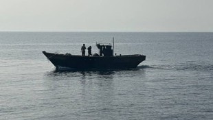 Ein Fischerboot aus Nordkorea beim Überqueren der Grenze zu Südkorea (Symbolbild)