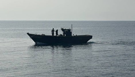 Ein Fischerboot aus Nordkorea beim Überqueren der Grenze zu Südkorea (Symbolbild)