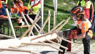 An sechs Stationen beweisen Forstprofis ihr Können mit der Motorsäge, um 17 Uhr wird der ...