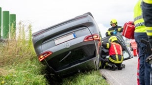 Die Helfer kümmerten sich um den verunfallten 60-Jährigen.
