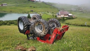 Der Traktor kam letztlich am Dach liegend zum Stillstand.