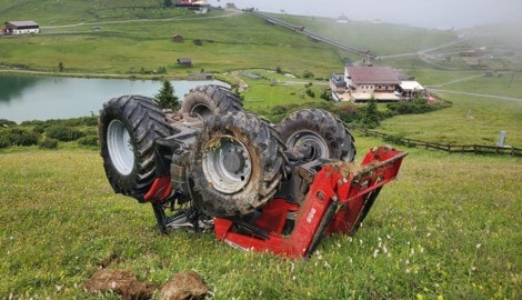 Der Traktor kam letztlich am Dach liegend zum Stillstand.