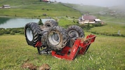 Der Traktor kam letztlich am Dach liegend zum Stillstand.