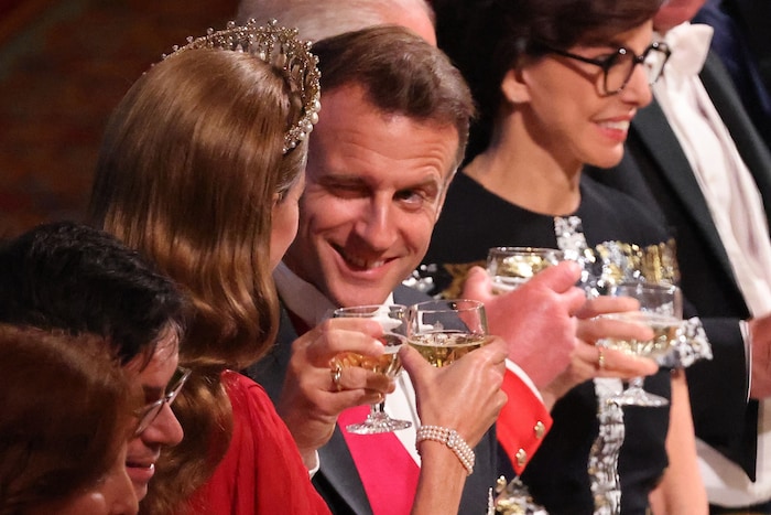 ... und zwinkerte ihr beim Anstoßen sogar zu!