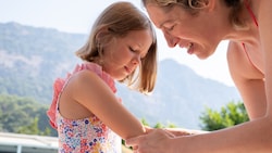 Ist ausschließlich die Haut um die Einstichstelle leicht gerötet und geschwollen, bedarf es ...