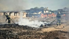 Feuerwehrmänner versuchen verzweifelt, die Flammen in Kiew zu löschen. Die Schäden sind enorm.