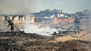 Feuerwehrmänner versuchen verzweifelt, die Flammen in Kiew zu löschen. Die Schäden sind enorm.