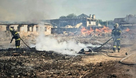 Feuerwehrmänner versuchen verzweifelt, die Flammen in Kiew zu löschen. Die Schäden sind enorm.