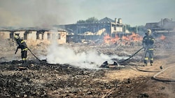 Feuerwehrmänner versuchen verzweifelt, die Flammen in Kiew zu löschen. Die Schäden sind enorm.