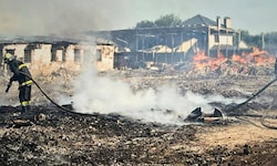 Feuerwehrmänner versuchen verzweifelt, die Flammen in Kiew zu löschen. Die Schäden sind enorm.