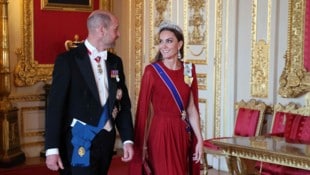 Prinz William konnte die Augen nicht von seiner wunderschönen Ehefrau abwenden. Kein Wunder, ...