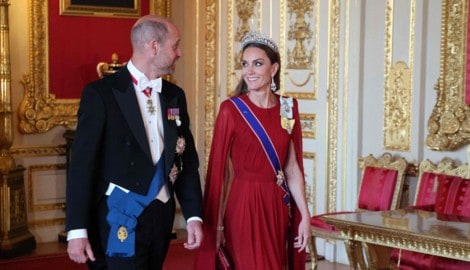 Prinz William konnte die Augen nicht von seiner wunderschönen Ehefrau abwenden. Kein Wunder, ...