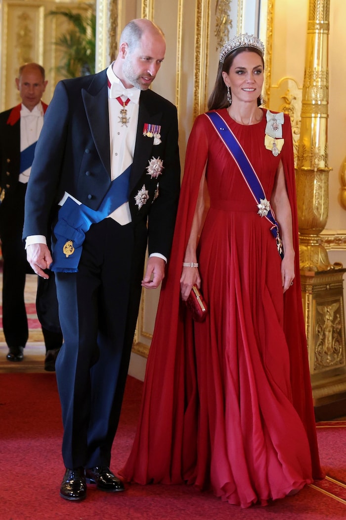 Prinzessin Kate kam in einem tiefroten Kleid von Givenchy, das von Kreativdirektorin Sarah ...