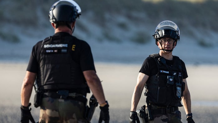 Französische Beamte versuchen an der Nordküste des Landes, Migranten von der Überfahrt nach ...