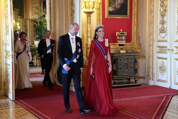 Zu ihrer Givenchy-Robe kombinierte Kate die „Lover‘s Knot“-Tiara und eine Clutch, die mit ...