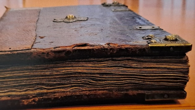 Das Urbar aus 1486: Holzdeckel, Leder, Metallbuckel, Pergament, Hadernpapier – für die Ewigkeit ...