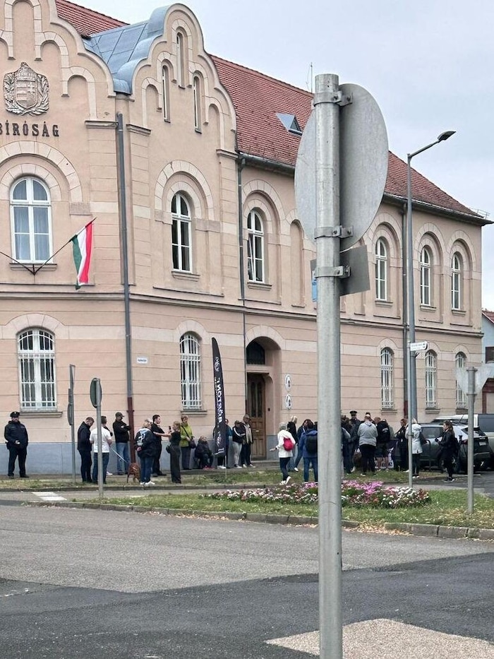 Zahlreiche Schaulustige versammelten sich vor dem Gebäude.