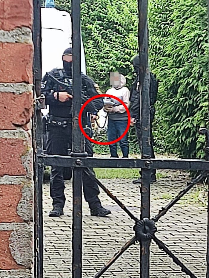 Unter der Aufsicht von schwer bewaffneten Polizisten wurde die Angeklagte mit Handschellen und ...