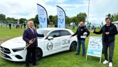 Die beiden Vereins-Obmänner Lorenz Lentsch und Lorenz Schmidt mit Mercedes-Ermler-Chef Erich ...