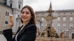 Gut gelaunt vor dem Dom in Salzburg: Buhlschaft Deleila Piasko beim Eisessen in der Altstadt der ...