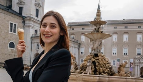 Gut gelaunt vor dem Dom in Salzburg: Buhlschaft Deleila Piasko beim Eisessen in der Altstadt der ...