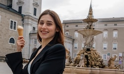 Gut gelaunt vor dem Dom in Salzburg: Buhlschaft Deleila Piasko beim Eisessen in der Altstadt der ...