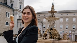 Gut gelaunt vor dem Dom in Salzburg: Buhlschaft Deleila Piasko beim Eisessen in der Altstadt der ...