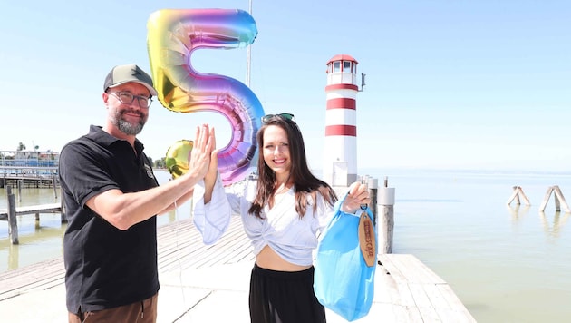 Rene Lentsch, Geschäftsführer Podersdorf Tourismus, feiert gemeinsam mit Nina Meran 5 Jahre ...