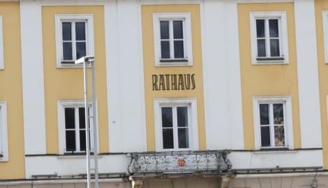 In so manchem niederösterreichischen Rathaus blieben Sitze der Gemeinderäte leer (Symbolbild).