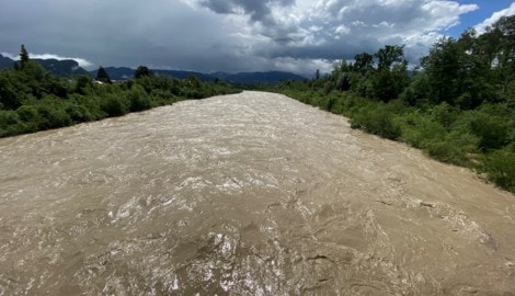 Nach den Regenfällen der vergangenen Tage führt die Bregenzerach viel Wasser.
