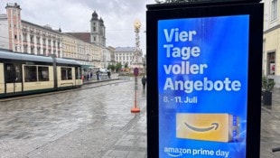Auch am Linzer Hauptplatz läuft die Werbung für den Versandriesen.