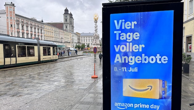 Auch am Linzer Hauptplatz läuft die Werbung für den Versandriesen.