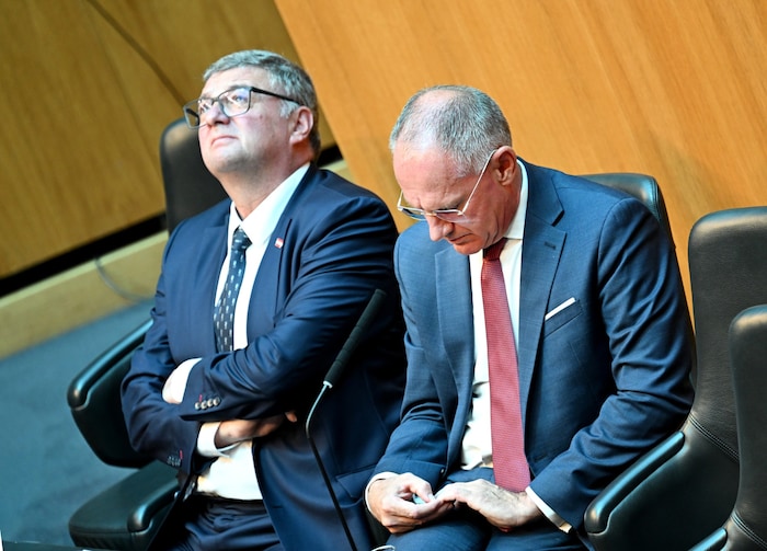 Die verantwortlichen Regierungsmitglieder Staatssekretär Jörg Leichtfried und Minister Gerhard ...