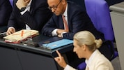 Merz verzieht bei Weidels Rede die Miene.