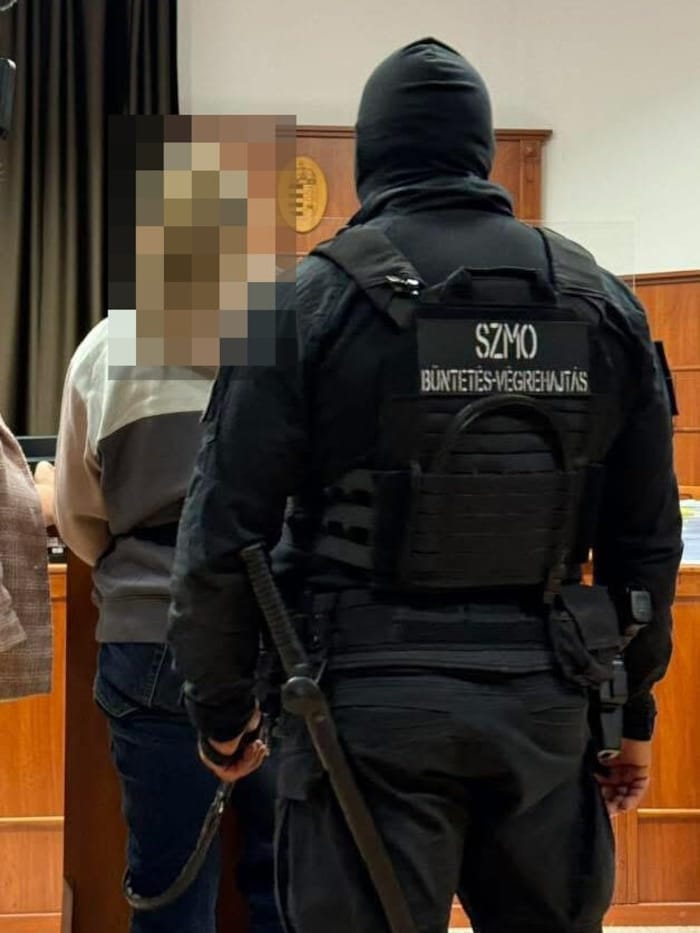 Die Angeklagte wird von Sicherheitsbeamten aus dem Gerichtssaal eskortiert.
