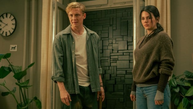 Matthias Schweighöfer mit Freundin Ruby O. Fee in „Brick“ auf Netflix. 