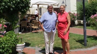 Paul und Ilona Püspök im Garten ihres Wirtshauses.