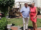 Paul und Ilona Püspök im Garten ihres Wirtshauses.