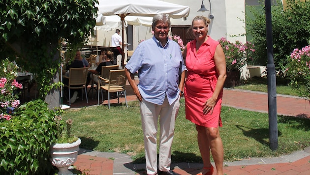 Paul und Ilona Püspök im Garten ihres Wirtshauses.