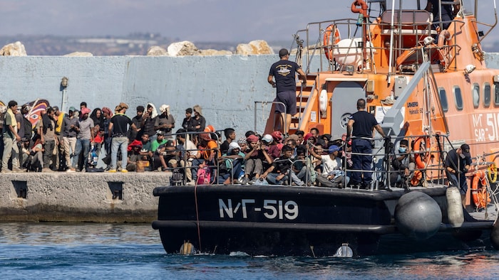 Flüchtlinge verlassen ein Schiff der griechischen Küstenwache auf Kreta.