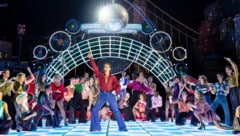 Alles tanzt in diesem Sommer unter der Discokugel in Mörbisch – Fabio Diso (MItte) schlüpft bei ...