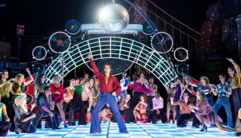 Alles tanzt in diesem Sommer unter der Discokugel in Mörbisch – Fabio Diso (MItte) schlüpft bei ...