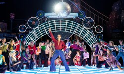 Alles tanzt in diesem Sommer unter der Discokugel in Mörbisch – Fabio Diso (MItte) schlüpft bei ...