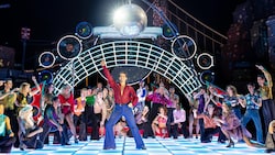 Alles tanzt in diesem Sommer unter der Discokugel in Mörbisch – Fabio Diso (MItte) schlüpft bei ...