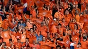 Hollands Fans feiern wie vergangenes Jahr in Deutschland auch bei der Frauen-EM in der Schweiz ...