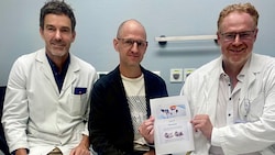 Markus Flatischler ist seinen Ärzten, Wiedemann (re.) und Bergmann, von Herzen dankbar.