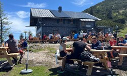 Das Zeppezauerhaus auf dem Untersberg gehört zu den beliebtesten und bekanntesten Hütten in ...