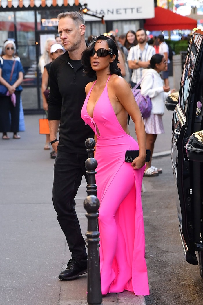 Zum pinken Kleid kombinierte die Reality-TV-Darstellerin eine pinke Leggings.